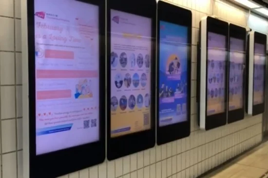 55-Zoll-LCD-Werbe-Digital-Signage-Bildschirm für den Außenbereich mit Sonnenlicht sichtbar an der Wand